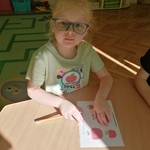 dziewczynka na zajęciach.jpg