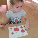 dziewczynka na zajęciach4.jpg