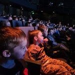 Dzieci oglądające spektakl.jpg