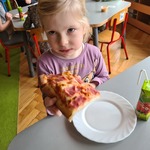 Dziewczynka je pizzę .jpg