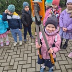 Dziewczynka z narzędziem ogrodniczym.jpg