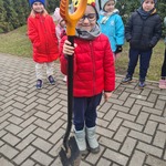 Chłopiec z narzędziem ogrodniczym 2.jpg